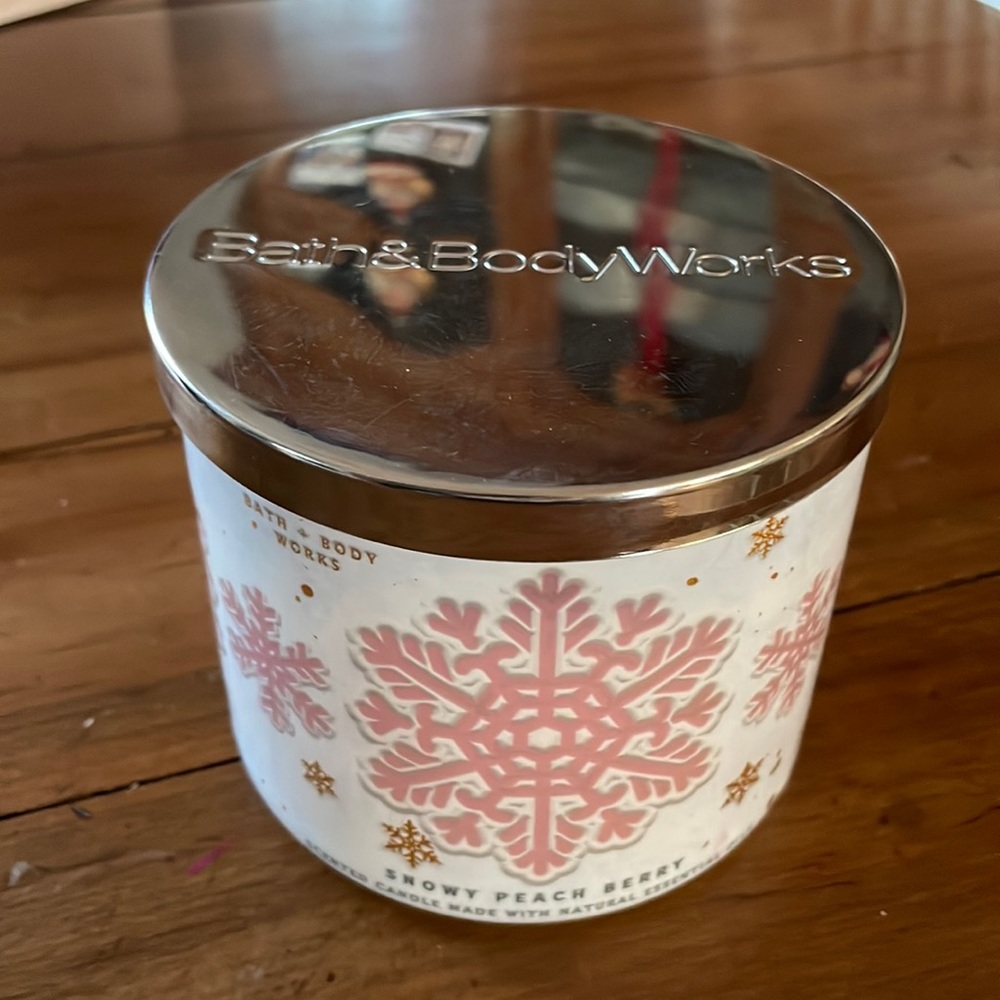 Sale! 🎉 Bath and Body Works Snowy Peach Berry Candle